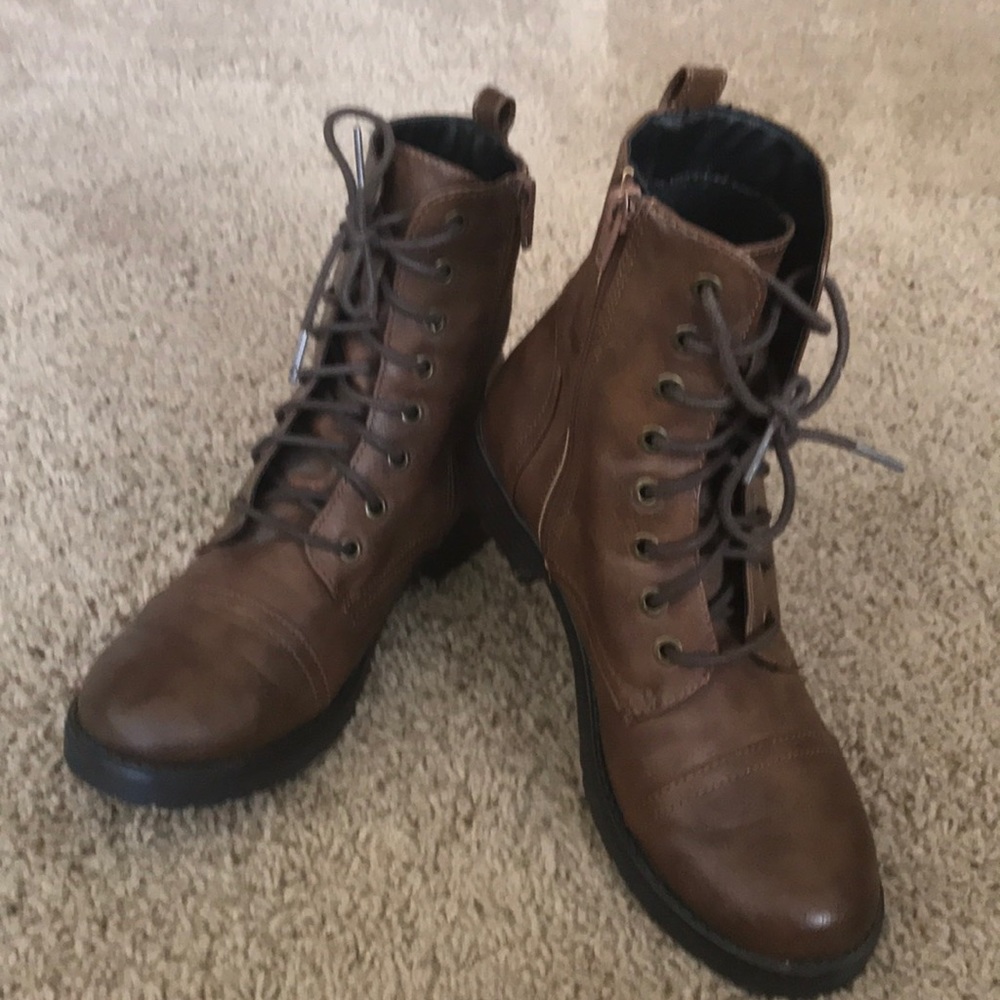 Mossimo lace up boot size 7.5